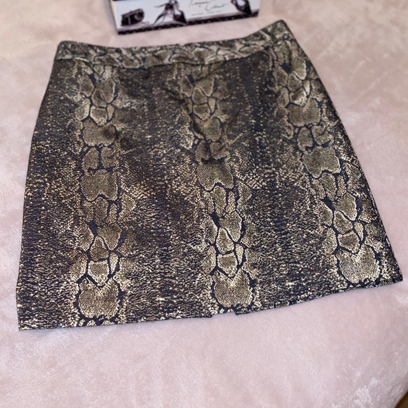 Worthington mini skirt- Snake Skin/Gold mini - Picture 4 of 6